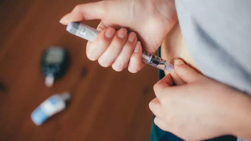 Many diabetics have to inject themselves with insulin several times a day. A common consequence of the disease are vascular changes in the skin. These can now be examined using an innovative imaging method. Variations in these changes provide information about the severity of the disease. Image credits: iStockphoto.com/ agrobacter