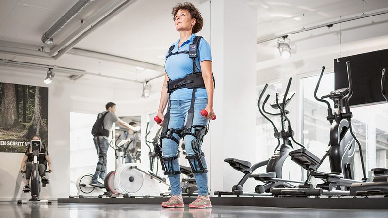 Supported by a robotic exoskeleton, physiotherapy patients are able to complete more exercises, which helps them regain mobility more rapidly. (Image: Stefan Schneller / ETH Zurich)