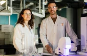 Building and breaking plastics with light: Fabian Eisenreich rethinks plastic recycling