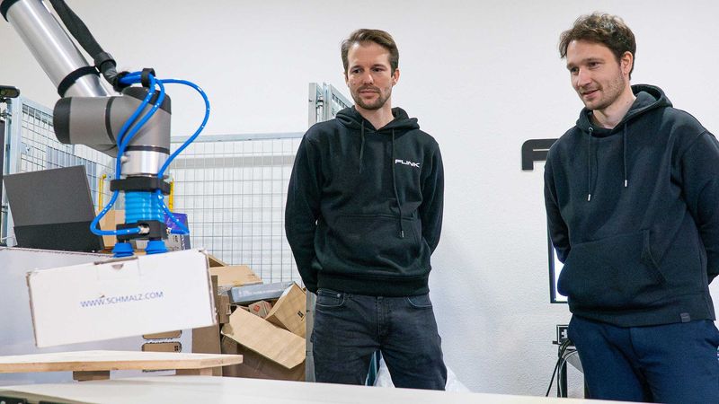 Moritz Geilinger (left) and Simon Huber, the founders of Flink Robotics in their laboratory.  (Image: Nicole Davidson / ETH Zurich)