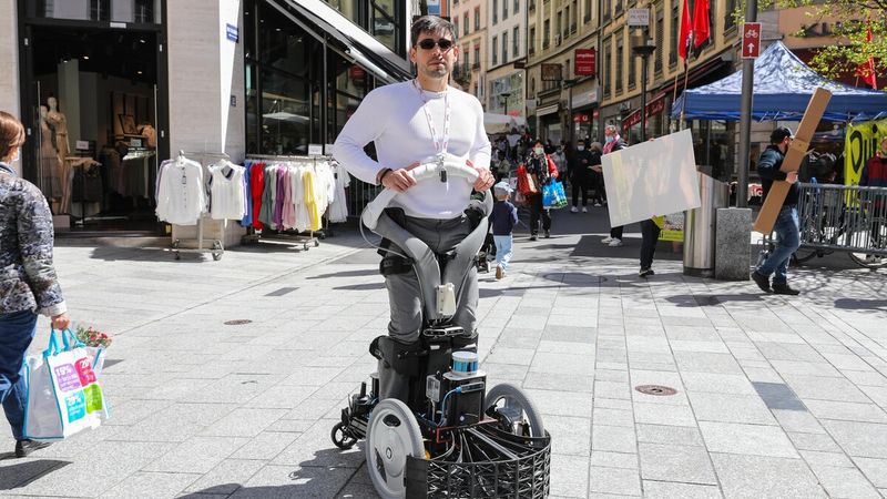 Diego Paez, post-doctoral researcher at LASA, tests the Qolo robotic wheelchair in the heart of Lausanne © Alain Herzog / 2021 EPFL