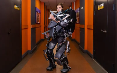 Student Designs an Active Exoskeleton to Lift Weight