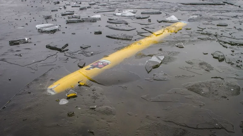 The predecessor version of DeepLeng dives autonomously in the icy Stadtwaldsee in Bremen, Germany.  © DFKI, Annemarie Popp
