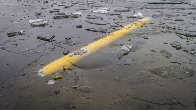 The predecessor version of DeepLeng dives autonomously in the icy Stadtwaldsee in Bremen, Germany.  © DFKI, Annemarie Popp
