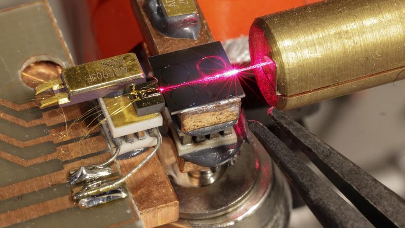 The micro-resonator being activated by a semi-conductor laser. - 2023 EPFL/Alain Herzog - CC-BY-SA 4.0