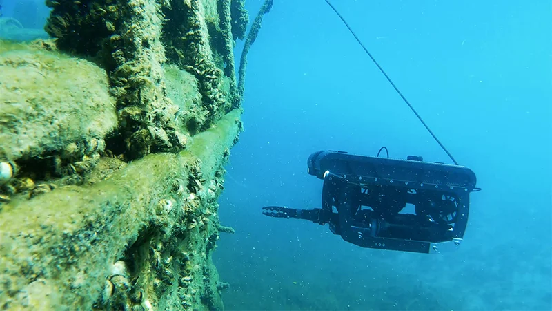 Deep Trekker PIVOT ROV investigating a shipwreck.