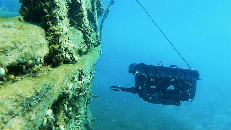 Deep Trekker PIVOT ROV investigating a shipwreck.