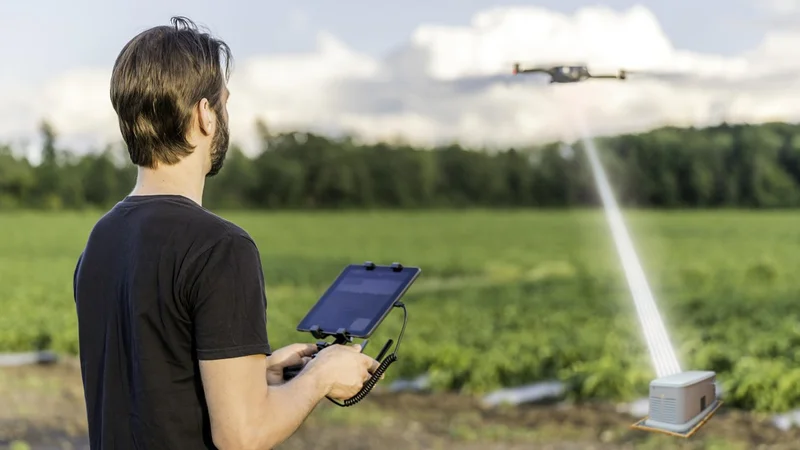 A small lab-grown diamond measuring a few millimeters per side could one day enable civilian drones to be recharged in mid-flight through a laser. Thanks to the diamond, the laser beam can remain strong enough over a long distance to recharge photovoltaic cells on the drones’ surface. This system, which poses no threat to human health, is being developed by EPFL spin-off LakeDiamond. It could also be used to transmit both power and data to satellites and has just been included in the ten projects supported for two years by of the Swiss Space Office.