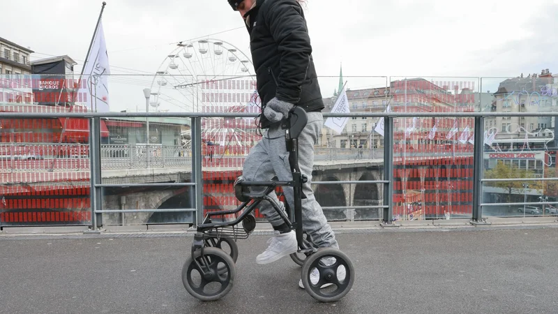  Michel Roccati stands up and walks in Lausanne. © EPFL / Alain Herzog 2021