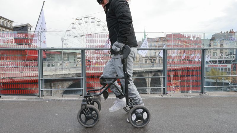  Michel Roccati stands up and walks in Lausanne. © EPFL / Alain Herzog 2021