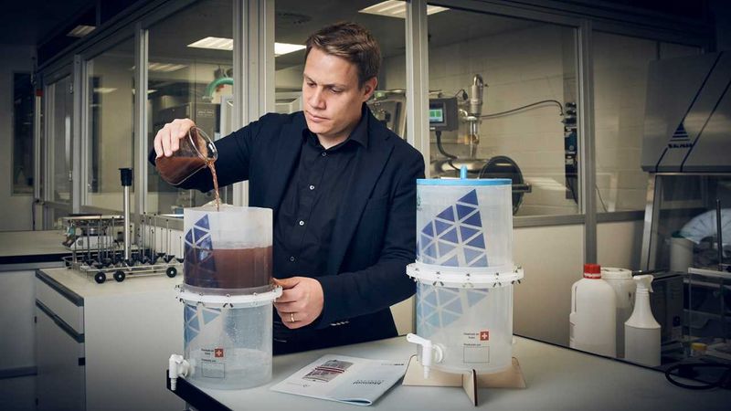 Olivier Gröninger demonstrates his water filter in the lab. (Photograph: Gian Marco Castelberg / ETH Zurich)
