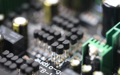 How Does a Transistor Work? Theory & Practical Applications for Engineers