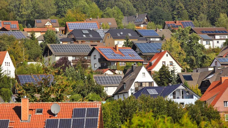 The power grid must permanently balance the fluctuating production of renewable energies. (Photograph: AdobeStock/Ingo Bartussek)