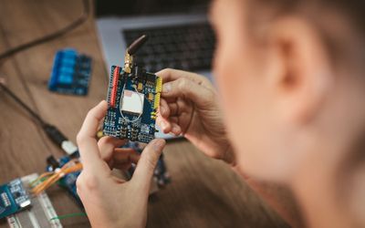 Applications and performance parameters of antennas in IIoT