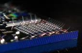 New photonic device efficiently beams light into free space