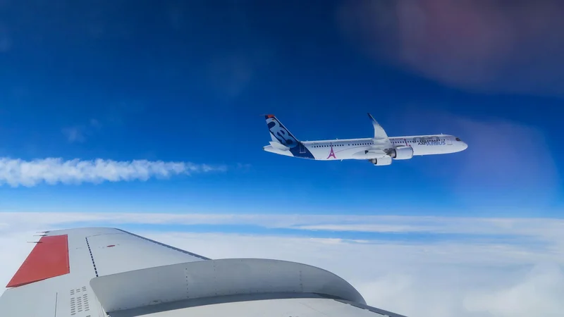 View of the Air­bus A321neo from the DLR Fal­con 20E. Credit: DLR (CC BY-NC-ND 3.0)