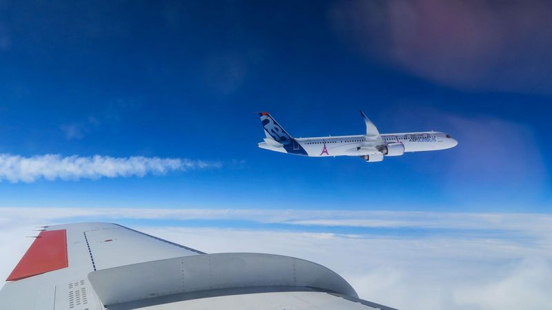 View of the Air­bus A321neo from the DLR Fal­con 20E. Credit: DLR (CC BY-NC-ND 3.0)