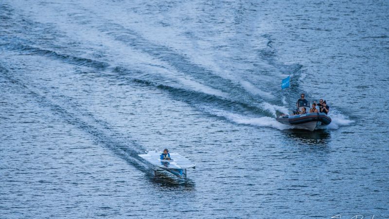Solar Boat with Hydrofoil control