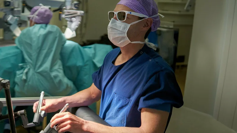 Co-founder of TU/e spin-off Microsure, microsurgeon Tom van Mulken, defended his PhD thesis at Maastricht University on October 18th. He studied the safety and capabilities of a surgical support robot for microsurgical procedures.