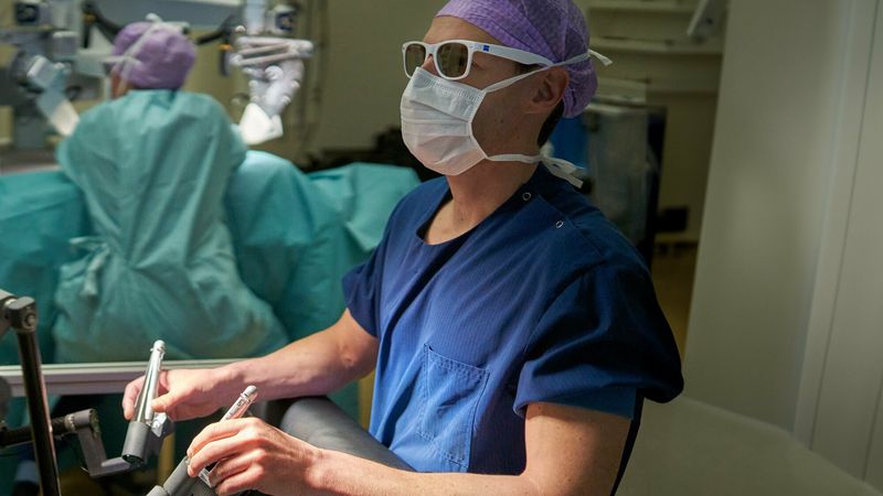 Co-founder of TU/e spin-off Microsure, microsurgeon Tom van Mulken, defended his PhD thesis at Maastricht University on October 18th. He studied the safety and capabilities of a surgical support robot for microsurgical procedures.