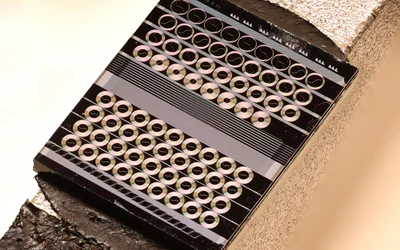 Ultra-broadband photonic chip boosts optical signals