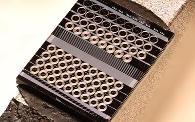 Ultra-broadband photonic chip boosts optical signals