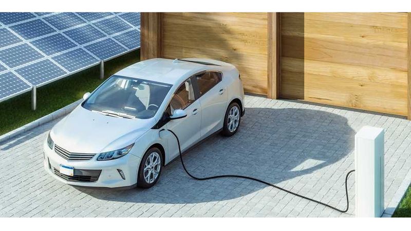 Can enough photovoltaic power be generated at home for an electric car? (Image: AdobeStock/Herr Loeffler)