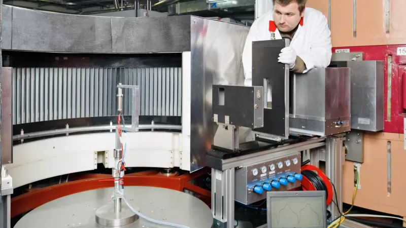 Dr. Anatoliy Senyshyn at the SPODI powder diffractometer at FRM II.