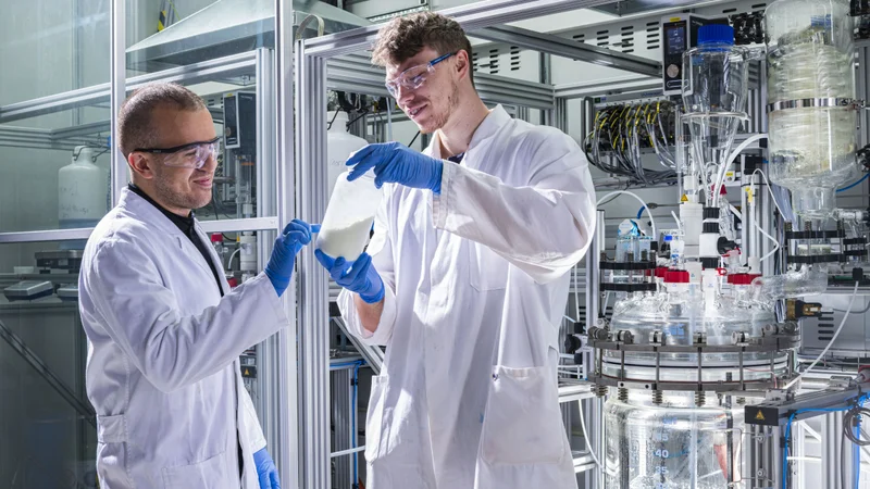 Litona founder Sebastian Büchele shows a bottle of the energy storage material Preußisch Weiß for sodium-ion batteries. (Photo: Markus Breig, KIT)