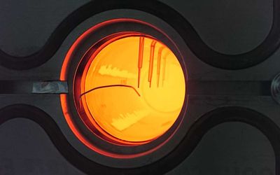 Using solar energy to generate heat at high temperatures