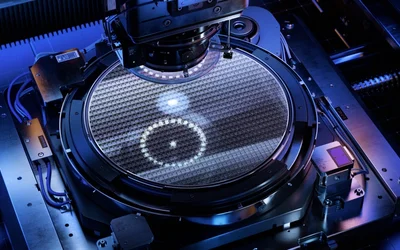 Positive vs. Negative Photoresist: A Comprehensive Guide to Photolithography in Semiconductor Fabrication
