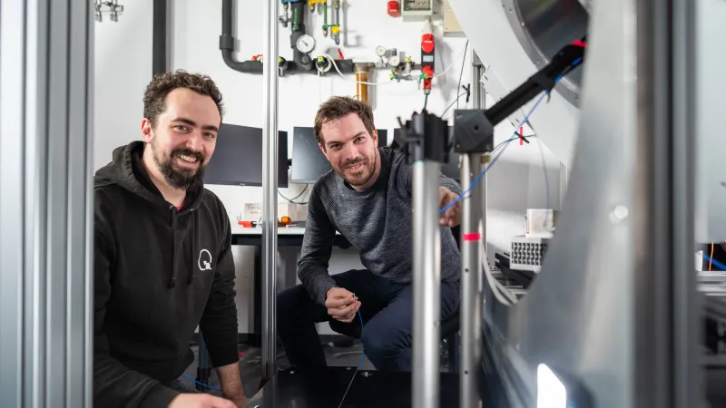 Erstautor Karl D. Briegel (l.) mit Prof. Dominik B. Bucher und ihrem neuen Mikroskop. Credit: Christoph Hohmann / MCQST