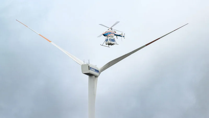 The test flight with the unmanned DLR superARTIS helicopter was an important milestone for the 'Upcoming Drones Windfarm' project. The project, which is being carried out by the DLR Institute of Flight Systems together with the energy company EnBW, focuses on the question of whether drones can take over transport tasks for offshore wind farms and relieve maintenance personnel. Credit: DLR (CC BY-NC-ND 3.0)