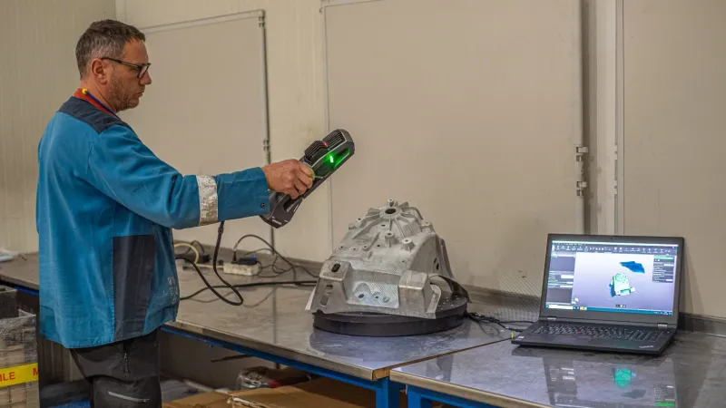 Go!SCAN SPARK scanning a casting. The acquired data is displayed in real time in the 3D metrology software.