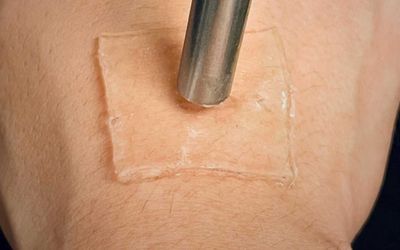 Strong adhesion thanks to cavitation bubbles