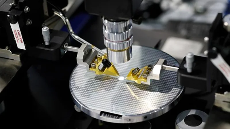Programmable optical chip merges photons to change color