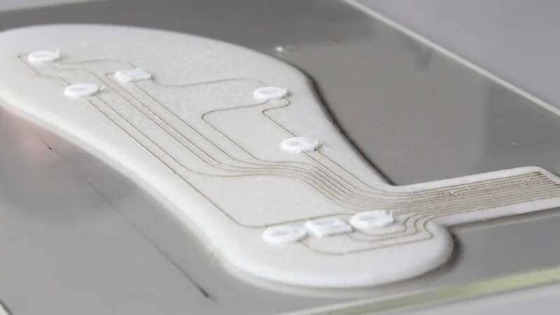 The insoles, together with the integrated sensors and conductive tracks, are produced in just one step on a 3D printer. (Photograph: Marco Binelli / ETH Zurich)
