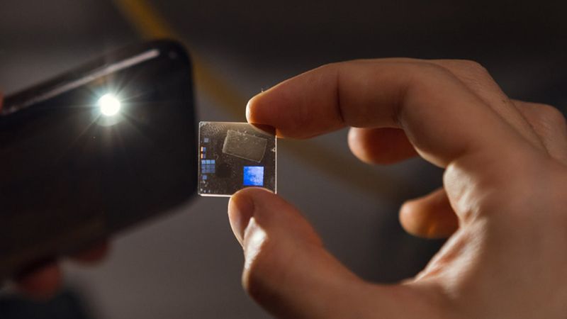 Protective trademarks formed via direct writing of laser-induced periodic surface structures. Photo by Dmitry Grigoryev / ITMO.NEWS
