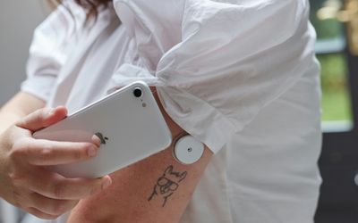 Integrated Photonics Spotlight: Advancing Healthcare and Biomedical Applications Through Non-Invasive Glucose Monitoring