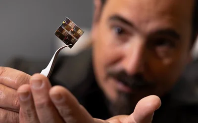 Smallest walking robot makes microscale measurements