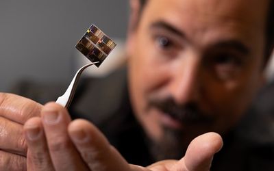 Smallest walking robot makes microscale measurements