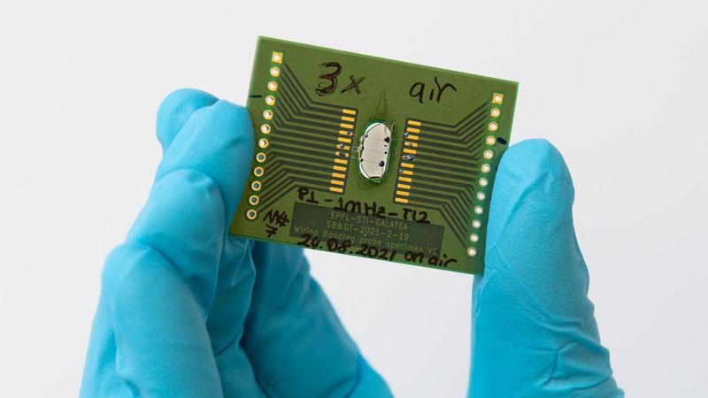 A photoconductive circuit, where the circuit is directly patterned onto a glass surface with femtosecond laser light - 2024 EPFL / Lisa Ackermann - CC-BY-SA 4.0