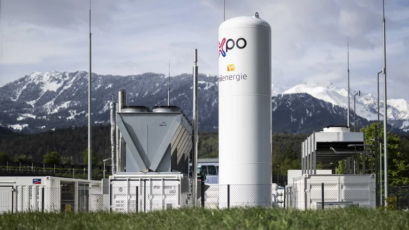 In April 2024, the electricity company Axpo opened a hydrogen production facility adjacent to a hydropower plant in the Swiss canton of Graubünden. A large-scale ammonia plant would require a much bigger facility. (Photograph: Keystone-SDA / Gian Ehrenzeller)