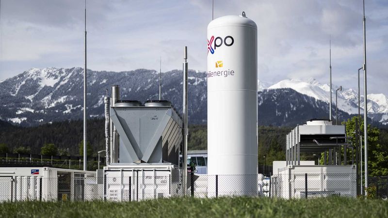 In April 2024, the electricity company Axpo opened a hydrogen production facility adjacent to a hydropower plant in the Swiss canton of Graubünden. A large-scale ammonia plant would require a much bigger facility. (Photograph: Keystone-SDA / Gian Ehrenzeller)