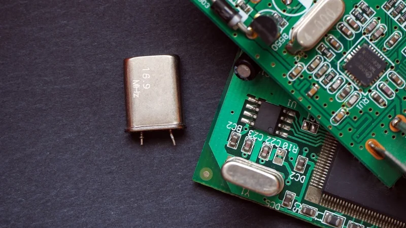 Quartz crystal resonators and oscillator circuits on printed circuit boards