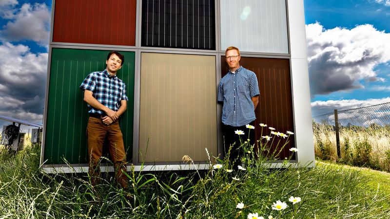 Markus Babin (left) og Sune Thorsteinsson in front of a solar panel test facility at DTU Risø Campus. Photo: Thomas Steen Sørensen
