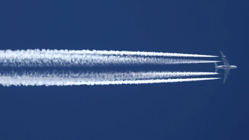 Image of condensation trails: Aeroplanes produce condensation trails. Heat accumulates in these thin clouds. (Image: Adobe Stock)