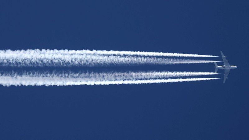 Image of condensation trails: Aeroplanes produce condensation trails. Heat accumulates in these thin clouds. (Image: Adobe Stock)