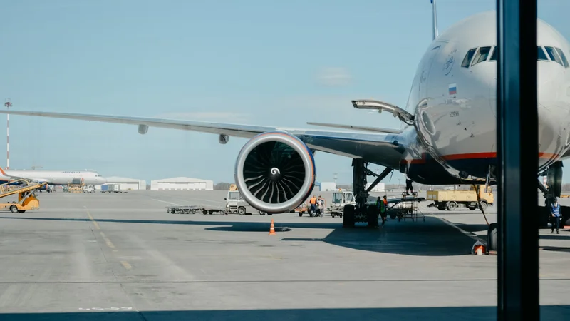 Reducing the noise emission from an aircraft engine at its source
