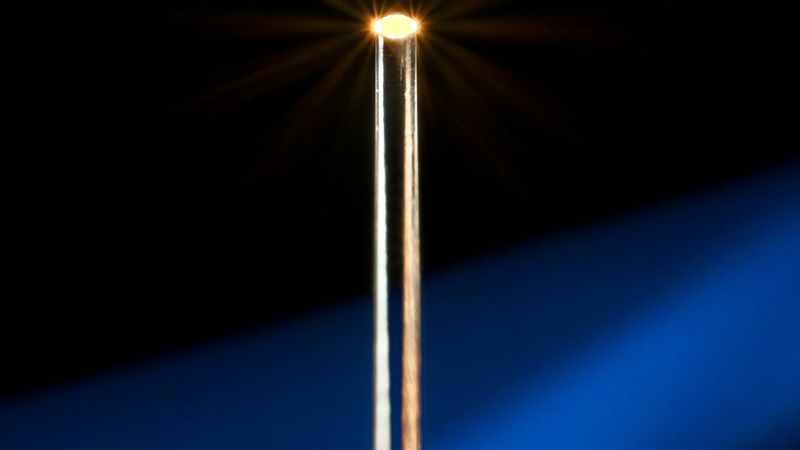 A nanophotonic fiber-tip solution to detect the ultrasmall